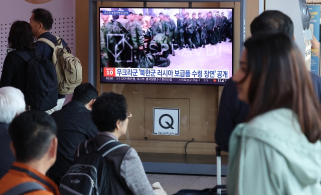 A TV screen shows a footage of what Ukraine's Spravdi X account claimed were North Korean soldiers in Russia's training ground in the Far East region, through a news program at Seoul Station in Seoul on Sunday. (Yonhap)