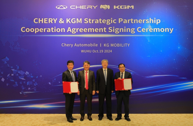 KGM Chairman Kwak Jea-sun (center left) and Chery Automobile Chairman Yin Tongyue (center right) pose for a photo after the two sides sign a partnership agreement in Wuhu, China on Friday. (KG Mobility)