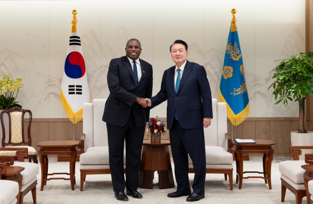 President Yoon Suk Yeol (right) poses with British Foreign Secretary David Lammy during their meeting at the presidential office in Seoul on Oct. 21, 2024, in this photo provided by Yoon's office. (Yonhap)