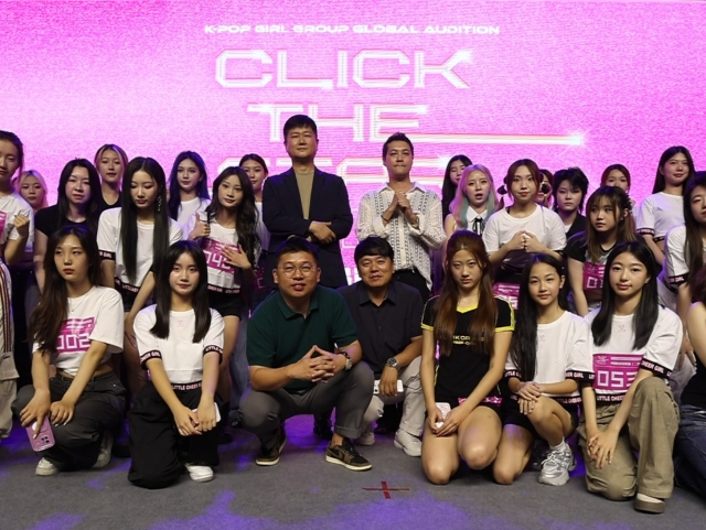 Shin Jong-oh (fourth from left, front row) poses with Chinese participants of World K-Pop Center's global girl group project BlingOne in Beijing, China, on Aug. 5. (World K-Pop Center)