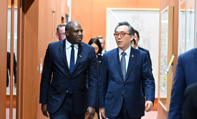 South Korea’s Foreign Minister Cho Tae-yul (right) and UK Foreign Secretary David Lammy meet for the ninth Korea-UK Foreign Ministers' Strategic Dialogue on Monday at the Foreign Ministry building in Seoul. (South Korea's Ministry of Foreign Affairs)