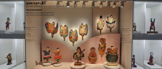 Traditional Korean wooden funereal figurines are on display during the exhibition “Kokdu” at the National Folk Museum of Korea on Tuesday. (Choi Si-young/The Korea Herald)