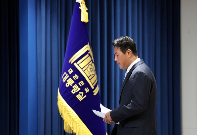 Kim Tae-hyo, the South Korean deputy national security director, enters the briefing room following an emergency National Security Council meeting on Tuesday. (Yonhap)