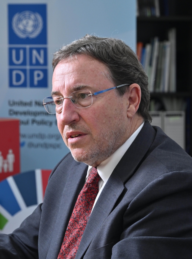 UNDP Administrator Achim Steiner speaks in an interview with The Korea Herald on Oct. 17 at the UNDP Seoul Policy Centre. (Im Se-joon/The Korea Herald)