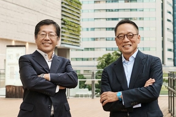 Hyundai Card CEO and Vice Chairman Chung Tae-young (right) and Sumitomo Mitsui Card Co. President Yukihiko Onishi pose for a picture after signing a deal at the SMCC headquarters in Tokyo on Wednesday. (Hyundai Card)