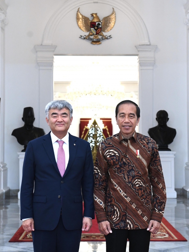 Daewoo Engineering & Construction Chairman Jung Won-ju (left) and former Indonesian President Joko Widodo pose for a photo at Istana Merdeka, the presidential palace in Jakarta, Indonesia, on Friday. (Daewoo E&C)