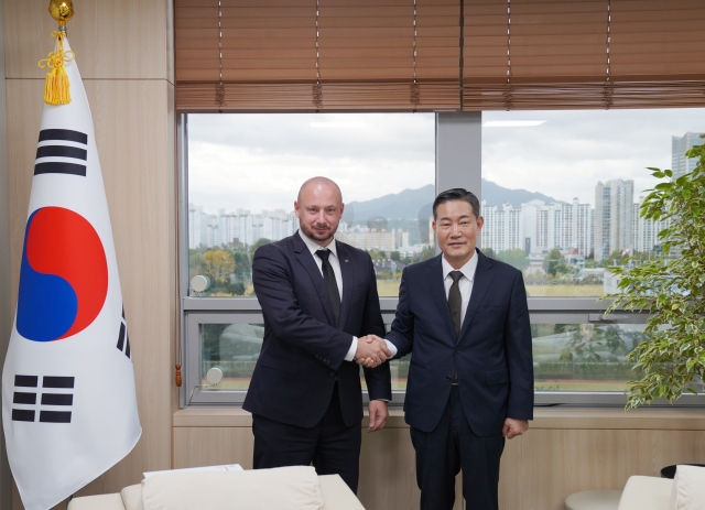 South Korea's National Security Adviser Shin Won-sik (right) shakes hands with Polish Secretary of State and Head of the National Security Bureau Jacek Siewiera during their meeting at the presidential office in Seoul on Wednesday, in this photo provided by the presidential office. (Yonhap)