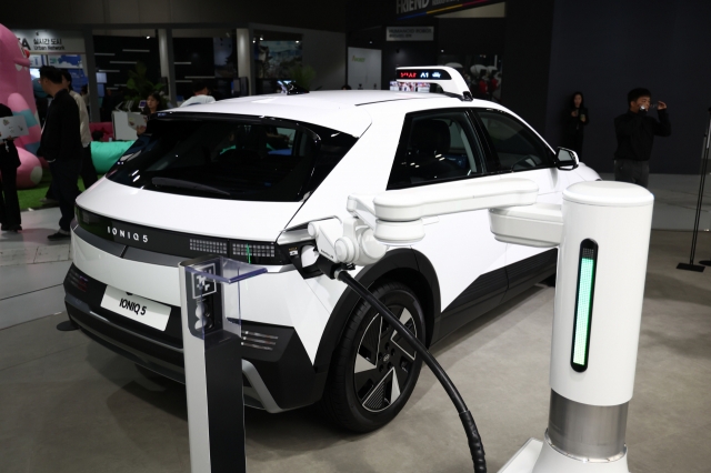 An automated charging robot for electric vehicles is on display at an exhibition at COEX, Seoul on Oct.10. (Yonhap)