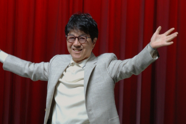 Cho Yong-pil poses for a picture during a press conference held in Yongsan-gu, Seoul, Tuesday. (Kwon Min-seo/The Korea Herald)