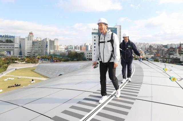 Seoul Mayor Oh Se-hoon walks on top of the Dongdaemun Design Plaza in Jung-gu, central Seoul, ahead of the landmark's rooftop tours opening to the public on Oct. 25. (Yonhap)