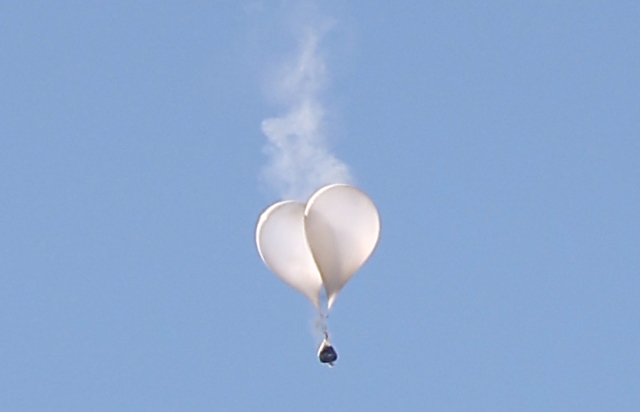 Trash-carrying balloons sent by North Korea are spotted in skies above Seoul in this file photo taken Oct. 4. (Yonhap)