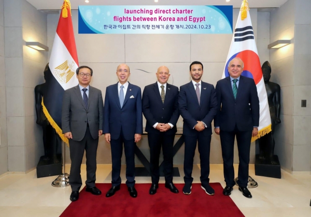 Egyptian Ambassador to Korea Khaled Abdel Rahman (third from left) pose for a photo while welcoming members of the diplomatic corps at Egyptian Embassy in Hannam-dong, Seoul on Wednesday. (Sanjay Kumar/ The Korea Herald)