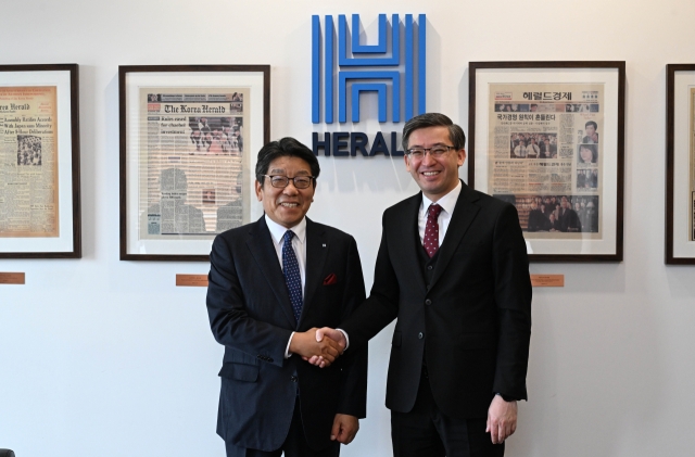 Uzbekistan’s newly appointed Ambassador to South Korea Alisher Abdusalomov (right) and Herald Media Group CEO Choi Jin-young pose for a photo at Herald Media Group's office in Yongsan-gu, Seoul on Wednesday. (Park Hae-mook/ Herald Media Group)