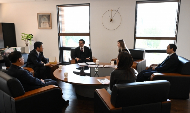 Uzbekistan’s newly appointed Ambassador to South Korea Alisher Abdusalomov (third from left) and Herald Media Group CEO Choi Jin-young(second from left) interact at Herald Media Group's office in Yongsan-gu, Seoul on Wednesday. (Park Hae-mook/ Herald Media Group)