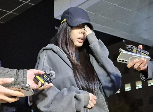 Jessi arrives at Gangnam Police Station in southern Seoul on Oct. 16, for questioning over an assault cause involving her fan. (Yonhap)