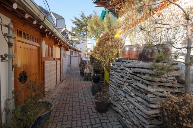 An alley in Seochon Village (Korea Tourism Organization)