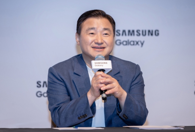 Samsung Electronics President and mobile business chief Roh Tae-moon speaks at a press conference after the Galaxy unpacked event in Paris, France on July 10. (Samsung Electronics)