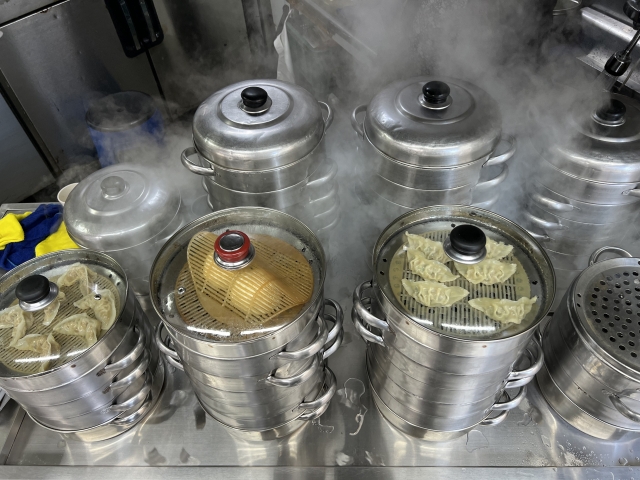 Mandu being steamed at Gwi-Il Dumpling in Geumho-dong, Seongdong District, Seoul, on Saturday. (Kim Jae-heun/The Korea Herald)