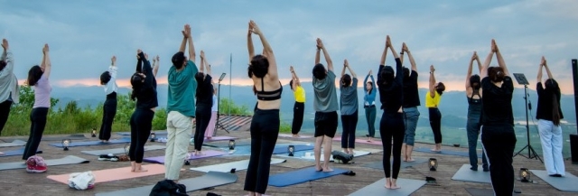 Participants enjoy a yoga session. (Gangwon Tourism Organization)