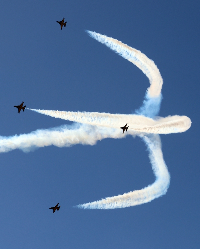 The South Korean Air Force's aerobatic flight team conducts a performance on Wednesday at the annual Sacheon Airshow in Sacheon, South Gyeongsang Province. (Yonhap)