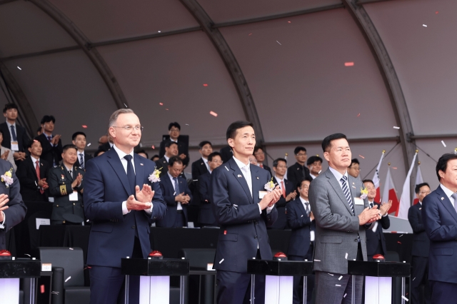 Hanwha Group Vice Chairman Kim Dong-kwan (second from left) met with Polish President Andrzej Duda (first from left) on Friday during his three-day state visit to Korea to reaffirm business ties in the defense industry built over the past 10 years. President Duda toured the company’s third production base for artillery launch systems in Changwon, some 300 kilometers from Seoul. This marks the first visit by a foreign head of state to a Hanwha facility. Accompanied by Kim, President Duda inspected key production lines, including for the K9 self-propelled howitzer, and discussed ways to expand defense cooperation between Hanwha and Poland. (Hanwha Aerospace)