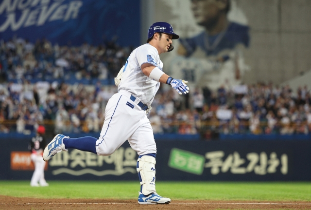 Park Byung-ho of the Samsung Lions rounds the bases after hitting a solo home run against the Kia Tigers during Game 3 of the Korean Series at Daegu Samsung Lions Park in Daegu, 235 kilometers southeast of Seoul, Friday. (Yonhap)