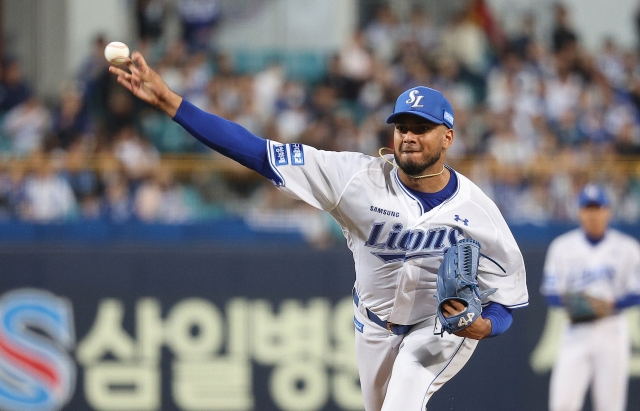 Samsung Lions starter Denyi Reyes pitches against the Kia Tigers during Game 3 of the Korean Series at Daegu Samsung Lions Park in Daegu, 235 kilometers southeast of Seoul, Friday. (Yonhap)