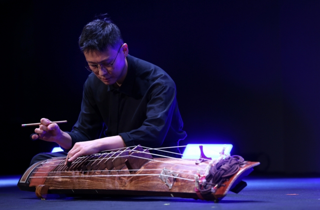 Geomungo player Park Woo-jae performs at a ceremony recognizing contributions in the field of culture and arts, in Seoul, Friday. (MCST)