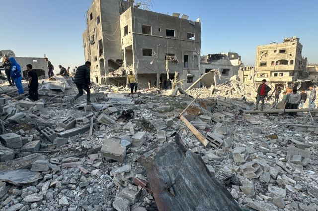 Palestinians inspect the damage after an overnight Israeli airstrike in Beit Lahia the northern Gaza Strip on Sunday, amid the ongoing war in the Palestinian territory between Israel and Hamas. (AFP-Yonhap)