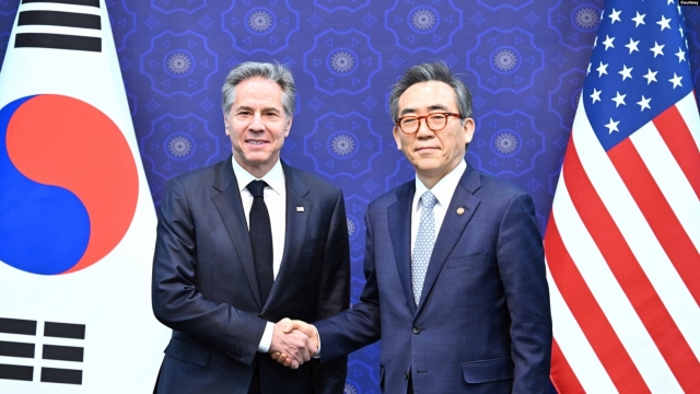 Foreign Minister Cho Tae-yul (right) poses with US Secretary of State Antony Blinken during their talks at Seoul's foreign ministry, in this March 18. (Yonhap)