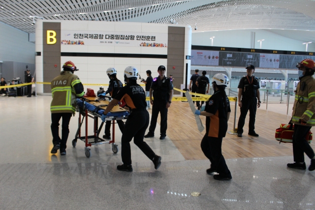 Officials at Incheon Airport conduct a crowd management drill at Terminal 2 of the airport on Sept. 30. (Yonhap)