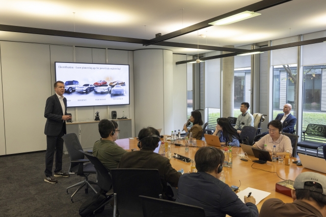 Dr. Uwe Keller (left), head of battery development at Mercedes-Benz, discusses the Aug. 1 EV fire in South Korea with Korean reporters during a media roundtable at the company’s Stuttgart headquarters on Oct. 21. (Mercedes-Benz)