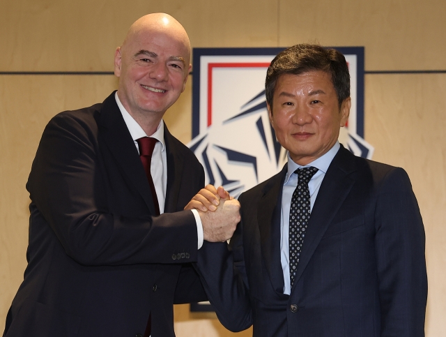 FIFA President Gianni Infantino (left) and Korea Football Association President Chung Mong-gyu pose for a picture at the KFA's headquarters in Jongno-gu, central Seoul, Monday. (Yonhap)