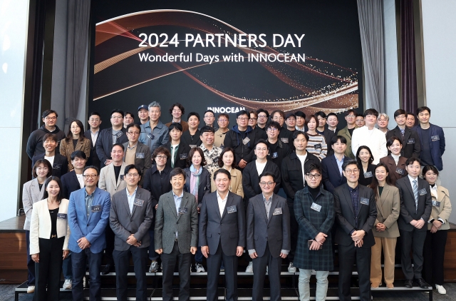 Innocean CEO Lee Yong-woo (fifth from left, front row) takes a photo with key partners at 2024 Partners Day held at a Seoul hotel on Tuesday. (Innocean)