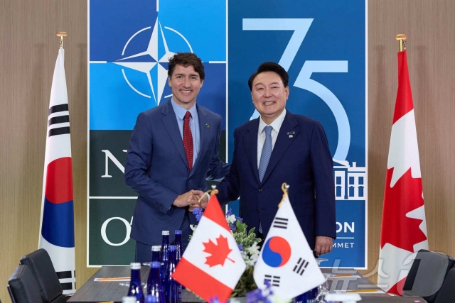 President Yoon Suk Yeol (right) shakes hands with Canadian Prime Minister Justin Trudeau during their meeting on the sidelines of the NATO summit held in Washington on July 11. (The presidential office)