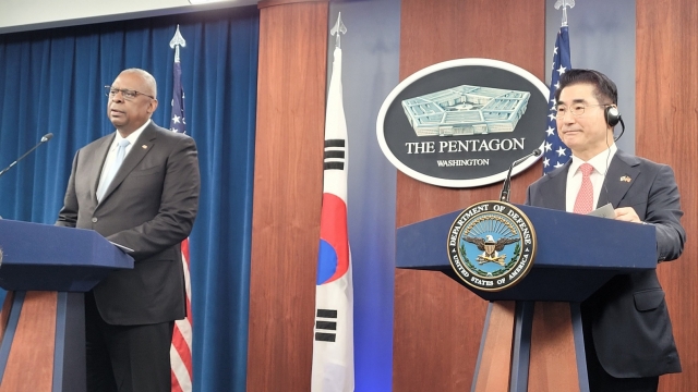 South Korean Defense Minister Kim Yong-hyun (right) and US Defense Secretary Lloyd Austin (right) attend a press conference at the Pentagon near Washington on Tuesday. (Yonhap)