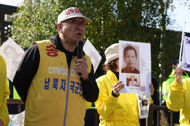 Choi Sung-ryong, head of the Association of the Families of Those Abducted by North Korea, announces the cancellation of the group's plan to send balloons carrying anti-Pyongyang leaflets to the North at the National Memorial for Abductees during the Korean War in the western border city of Paju, Gyeonggi Province, Thursday. (Yonhap)