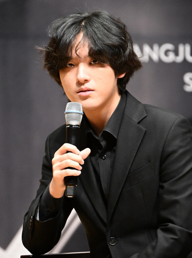 Pianist Lim Yunchan speaks at a press conference on Nov. 28, 2022, at Kumho Art Hall Yonsei in Seoul. (Im Se-jun/The Korea Herald)