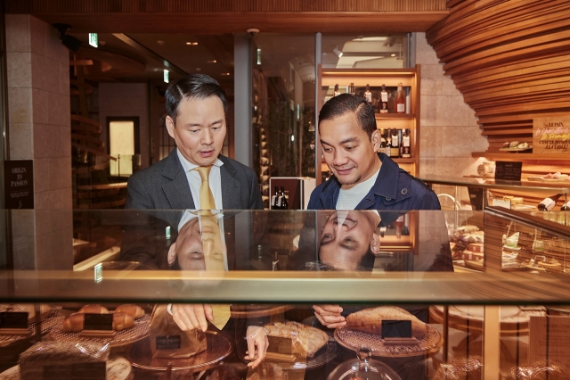 SPC Group President Hur Jin-soo (left) holds discussion with Johor Chief Minister On Hafiz Ghazi at SPC’s flagship store, Passion5, in Seoul on Oct. 31. (SPC Group)