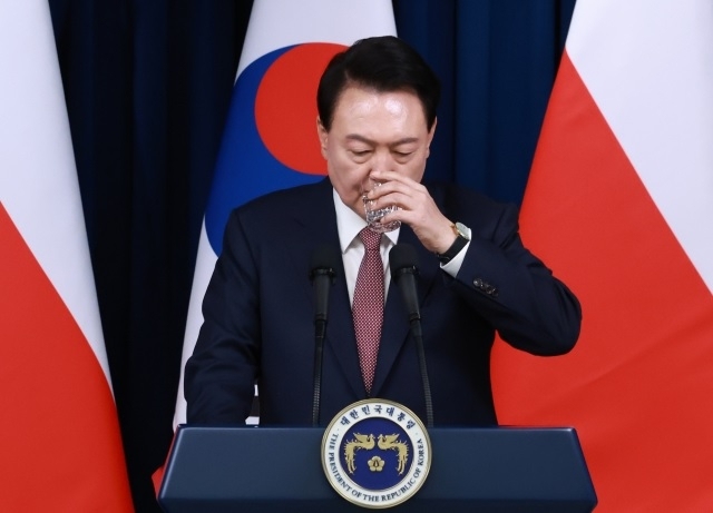 This photo shows President Yoon Suk Yeol during the joint press conference with Poland's President Andrzej Duda held Thursday at Yoon's office. (Yonhap)