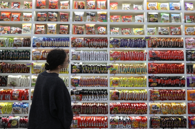 A foreign visitor look at the collection of ramyeon displayed at CU Hongdae Sangsang branch known as Ramyeon Library near Hongik University in western Seoul, on Friday. (Yonhap)