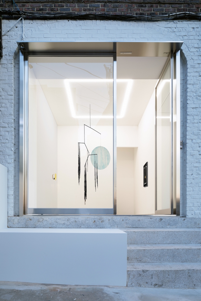 An installation view of Martin Boyce's exhibition “Celestial Snowdrops” in Seoul (Courtesy of Galerie Eva Presenhuber)