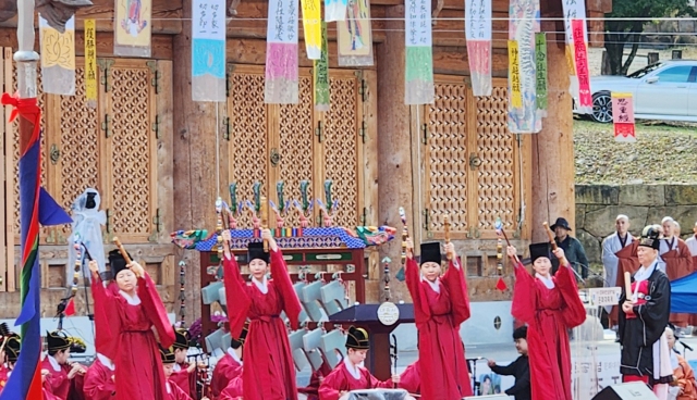 A cultural festival takes place to commemorate the completion of the Hoguk Daejeon, a space dedicated to honoring the patriotic spirit of Korean Buddhism and commemorating the martyred Buddhist monks in Daeheungsa, Haenam County, South Jeolla Province, on November 2. (Yonhap)