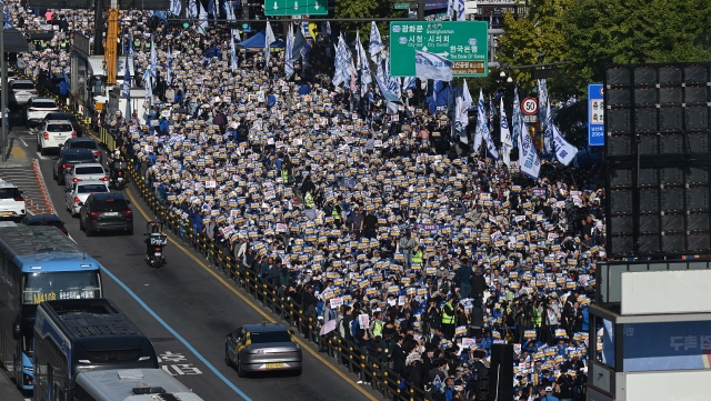 The main opposition Democratic Party holds a massive street rally in central Seoul on Nov. 2, 2024, urging the Yoon Suk Yeol government to accept a special counsel bill for an investigation into first lady Kim Keon Hee over stock manipulation and other allegations. (Yonhap)