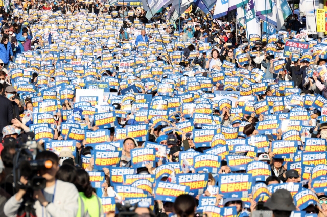 The main opposition Democratic Party holds a massive street rally in central Seoul on Nov. 2, 2024, urging the Yoon Suk Yeol government to accept a special counsel bill for an investigation into first lady Kim Keon Hee over stock manipulation and other allegations. (Yonhap)