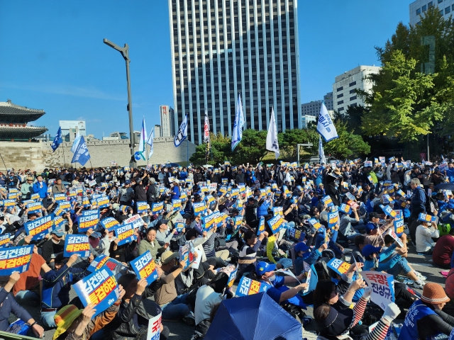 The main opposition Democratic Party holds a massive street rally in central Seoul on Nov. 2, 2024, urging the Yoon Suk Yeol government to accept a special counsel bill for an investigation into first lady Kim Keon Hee over stock manipulation and other allegations. (Hwang Dong-hee/The Korea Herald)