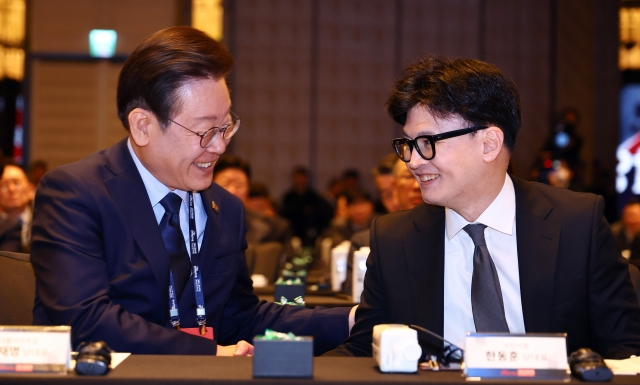 People Power Party leader Han Dong-hoon (right) speaks during a meeting with Democratic Party leader Lee Jae-myung on Oct. 23. (Yonhap)