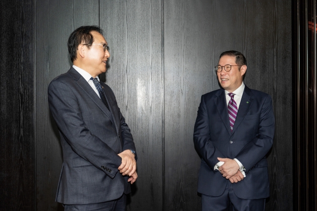 HS Hyosung Vice Chairman Cho Hyun-sang (right) meets with Trade Minister Jeong In-kyo on Thursday to discuss the ABAC's plans for the coming year. (Hyosung Group)