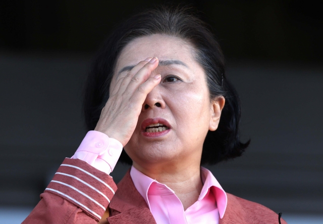 Former lawmaker Kim Young-sun speaks to reporters before she gets interrogated at the Changwon District Prosecutors Office in Changwon, South Gyeongsang Province, on Sunday. (Yonhap)