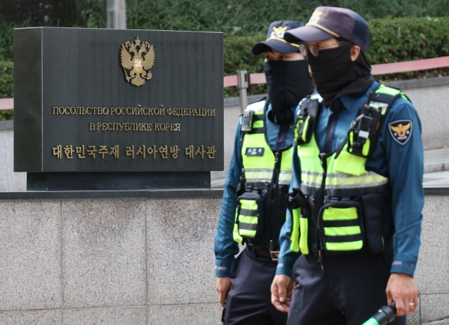 Police officers stand guard in front of the Russian Embassy in Seoul on Oct. 28 as veterans groups stage a protest calling for Russia to quit deploying North Korean troops in the Ukraine war. (Yonhap)